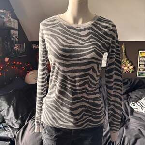 Forever 21 zebra top grey M